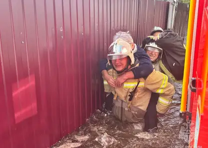 В Красноярском крае спасатели МЧС помогают пострадавшим от наводнения жителям