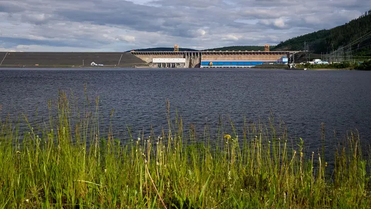 Богучанская ГЭС работает на обеспечение навигации на Ангаре: увеличен сброс воды