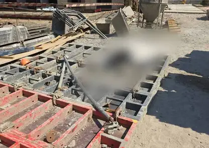 Рабочий погиб от упавшей на него металлической детали во время строительства многоэтажки в Красноярске