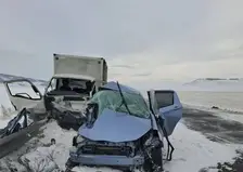 Водитель не справился с управлением на трассе в Красноярском крае: двое погибли