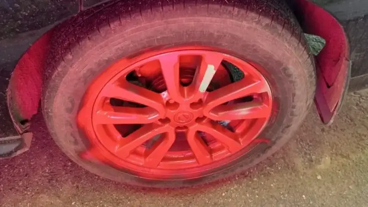 В Кузбассе 7-летний мальчик разрисовывает краской припаркованные машины