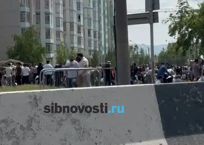 В Красноярске на Металлургов огромная пробка из-за скопления людей у мечети