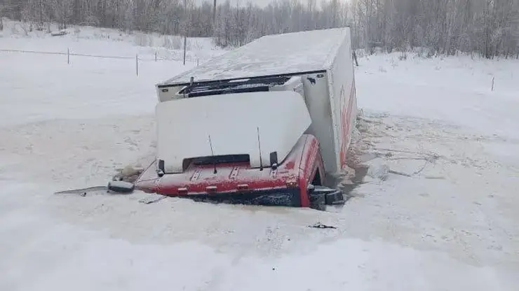Грузовик провалился под лед в Томской области