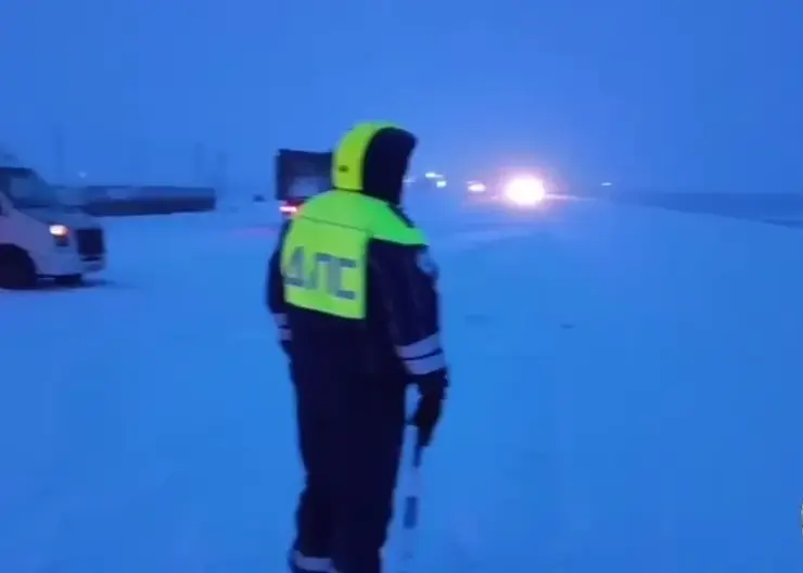 В Иркутской области из-за снегопада на трассе ограничили движение