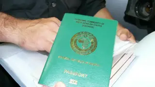 Томские приставы отправили на родину африканского нелегала Томские приставы отправили на родину африканского нелегала