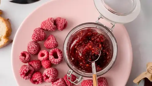 В Роспотребнадзоре красноярцам рассказали о пользе малинового варенья