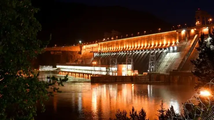 На красноярской ГЭС зажгли праздничную подсветку в честь 61-летия Дивногорска