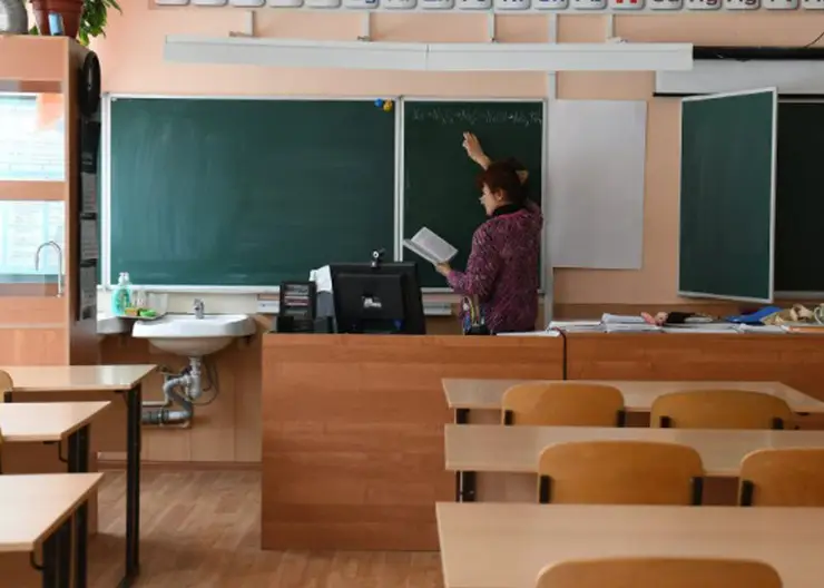 В администрации Красноярска опровергли информацию об оставленной в классе во время эвакуации девочке-инвалиде