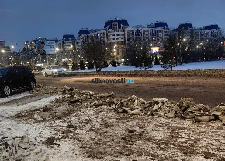 Жители Взлетки в Красноярске не могут выехать из дворов из-за сгруженного коммунальщиками снега