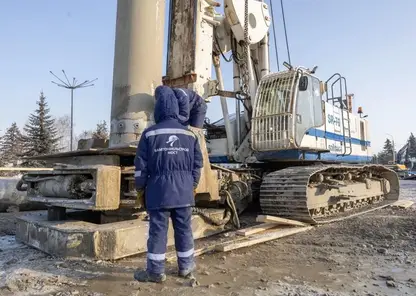 Строительство ограждающей конструкции котлована на площади Революции готово на 90%