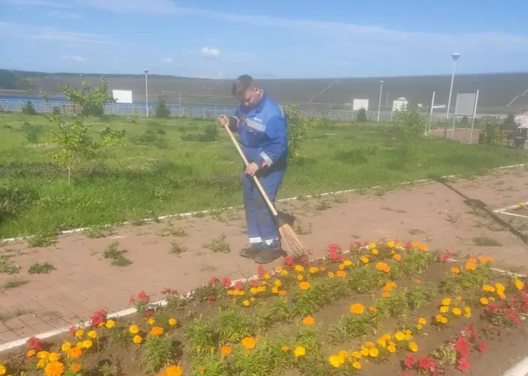 Сотрудники Богучанской ГЭС провели субботник на Аллее Славы