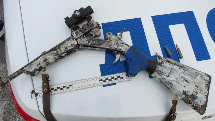 Мужчина выбросил самодельный обрез на глазах у полицейских в Красноярском крае. Его задержали