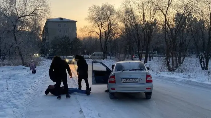 Мужчина протаранил ворота детского сада и сбил двух женщин в Сосновоборске