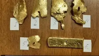 Золотые слитки и украшения на четыре миллиона рублей обнаружили силовики в квартире у жителя Красноярского края