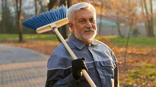 В Красноярском крае острая нехватка желающих работать дворниками