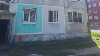 Полуторагодовалый мальчик выпал из окна четвертого этажа в Иркутской области. В это время его мать спала