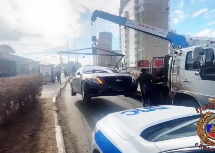 В Красноярске задержали 20-летнего бесправника на тонированном Mercedes с подложными номерами