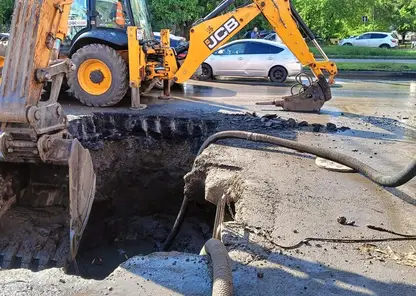 Десятки домов остались без воды в Красноярске из-за аварии на сетях на перекрестке Аэровокзальной и Партизана Железняка