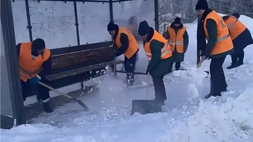 200 человек вышли на уборки улиц и тротуаров в Красноярске в 40-градусный мороз