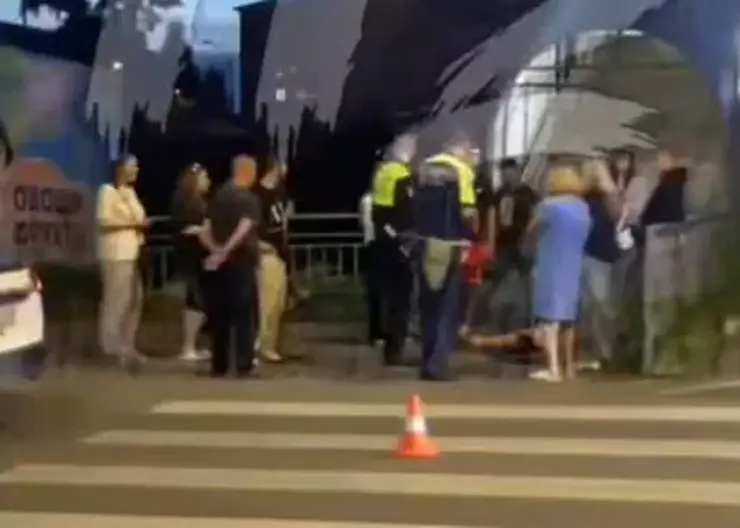 В Солнечном водитель на Honda Partner сбил двух девушек