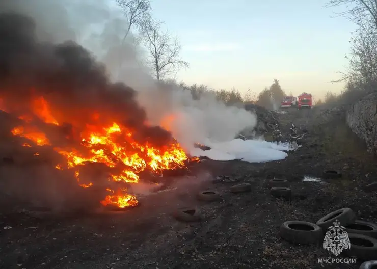 Пожарные в Иркутской области предотвратили крупный пожар на свалке автопокрышек