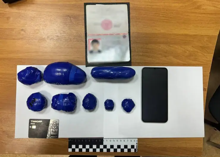 Красноярца задержали с крупной партией героина и метадона. Наркотики он варил сам