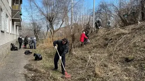 Шесть КАМАЗов мусора вывезли с Октябрьского района Красноярска
