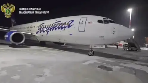 Летевший из Новосибирска в Якутск самолет совершил аварийную посадку в Красноярске