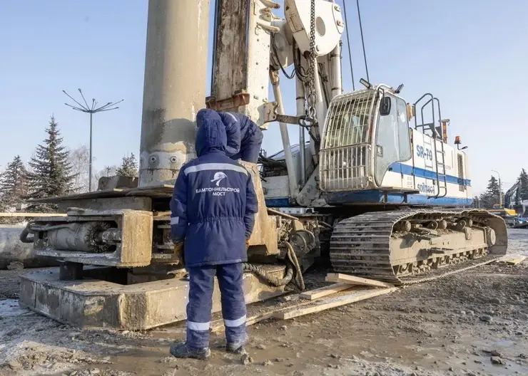 Строительство ограждающей конструкции котлована на площади Революции готово на 90%