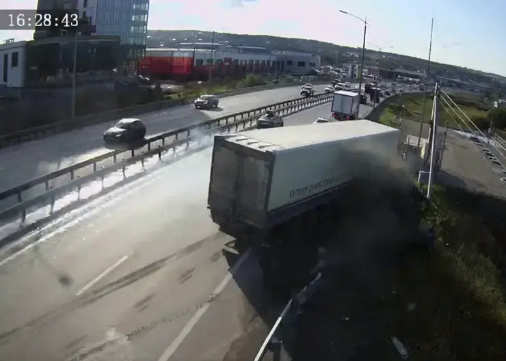 В Красноярске мужчина чудом спасся от ехавшей на него фуры