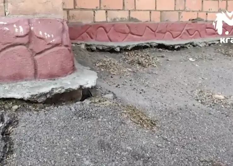 В Красноярске снова провалился грунт у дома на улице Бограда