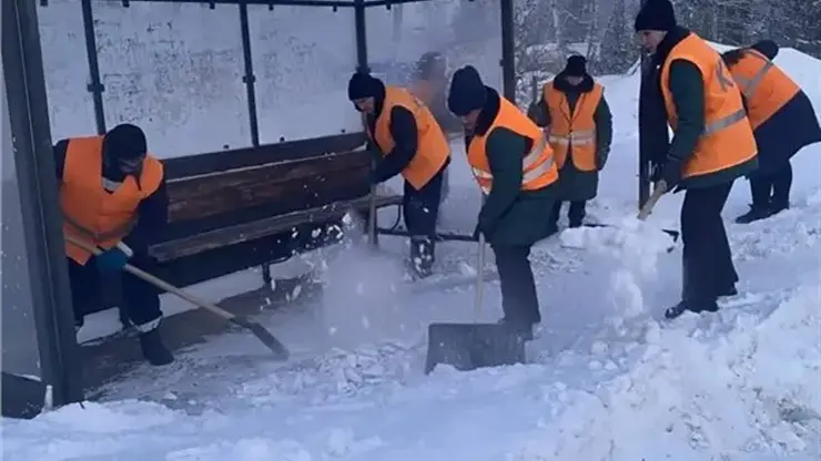 200 человек вышли на уборки улиц и тротуаров в Красноярске в 40-градусный мороз