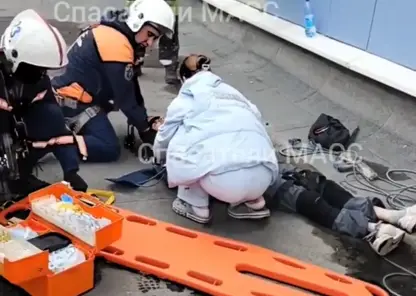 В Новосибирске рабочий сорвался с высоты третьего этажа и сломал обе ноги