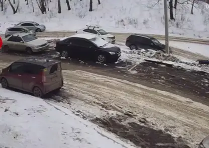 Восьмилетний мальчик угодил под машину в Красноярске, катаясь на снегокате