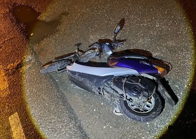 В Хакасии водитель мопеда погиб, попав под колеса автомобиля