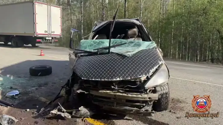 Иномарка вылетела с трассы и врезалась в дерево в Красноярском крае: троих девушек госпитализировали