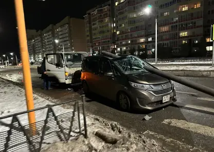 «Возле лица прошла»: огромная труба слетела с грузовика и проломила лобовое стекло «Хонды», чуть не убив ее пассажира в Сосновоборске