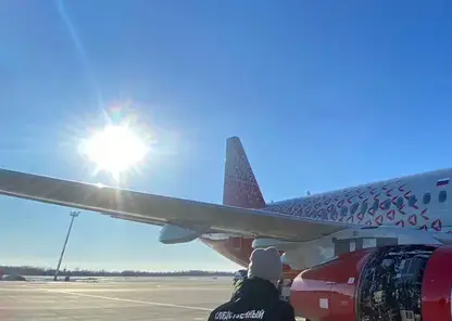 В Хабаровске экстренно сел самолет из Владивостока из-за оторвавшейся в воздухе обшивки