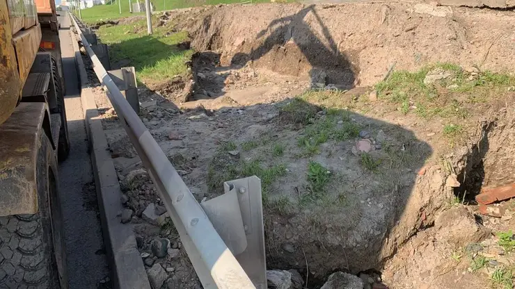 В Красноярске ремонтируют размытые ливнем склоны на Дачной и Байкитской