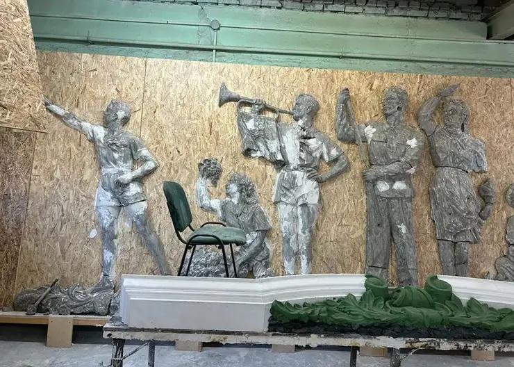 В Красноярске продолжается реставрация горельефа школы №21