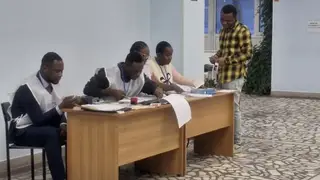 В Красноярске открылся избирательный участок для выборов президента Гвинеи