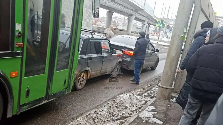 В Красноярске машина попала под автобус и частично парализовала Калинина