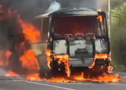 В Красноярске рядом с ТЦ "Июнь" загорелся пассажирский автобус