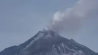 Поселок на Камчатке накрыло пеплом после извержения вулкана Безымянный Поселок на Камчатке накрыло пеплом после извержения вулкана Безымянный