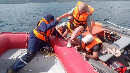 Четверых туристов вместе с собакой унесло от берега Байкала после поломки двигателя (видео)