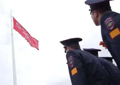 «Будет реять над столицей края»: В Красноярске подняли Знамя Победы