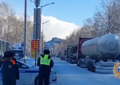 Сотни автомобилей застряли в гигантской пробке в районе Байкала