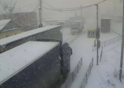 В Иркутской области из-за сильного снегопада ввели ограничения на трассе Р-258