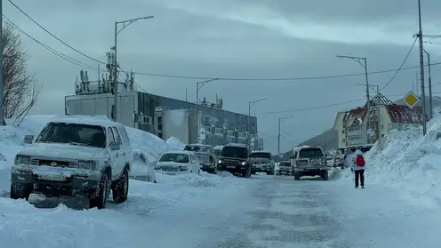 Снежный коллапс на Камчатке: для перевозки людей задействовали автозаки и правительственный транспорт