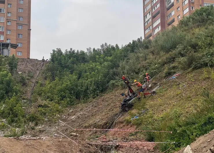 Опасный склон продолжают укреплять на 2-й Огородной в Красноярске